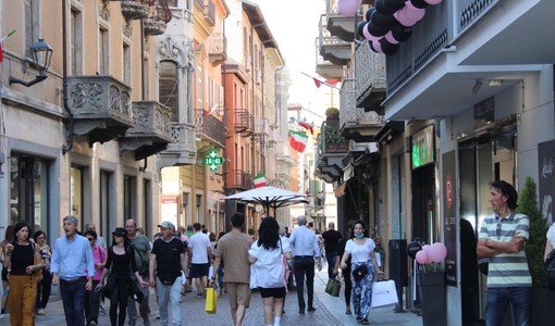 Uno scorcio di via Maestra ad Alba Uno scorcio di via Maestra ad Alba