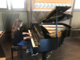 Il pianoforte donato, ora posizionato nell’aula polivalente del Liceo “da Vinci” di Alba