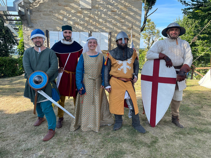 A Serralunga un giorno nel Medioevo: il castello si anima tra armigeri, speziali e giochi storici A Serralunga un giorno nel Medioevo: il castello si anima tra armigeri, speziali e giochi storici