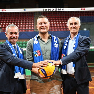 Il presidente di Cuneo Volley Gabriele Costamagna tra il n.1 di Acqua Sant'Anna Fabrizio Bertone (a sx.) e l'AD dell'azienda Luca Cheri