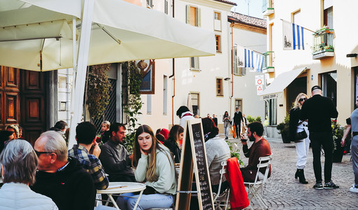 Crescono le attività commerciali nella capitale delle Langhe (foto Barbara Guazzone)