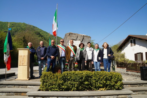 Isaia con alcuni parenti dei partigiani della Valle Grana durante la cerimonia di sabato 25 aprile
