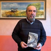 Antonio Scommegna con il suo libro di poesie “Sempre ritorni come l’onda”