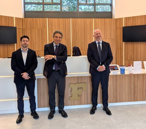 L'ambasciatore Fabio Cassese, al centro, ricevuto presso lo stabilimento Ferrero L'ambasciatore Fabio Cassese, al centro, ricevuto presso lo stabilimento Ferrero