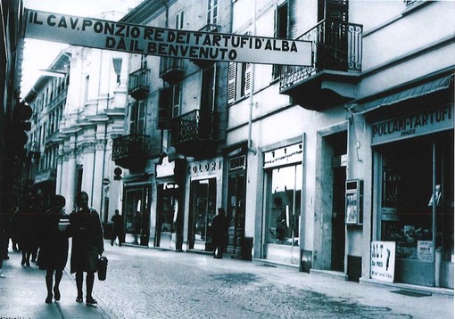 Via Maestra in un'immagine d'epoca che ritrae il negozio del &quot;re dei tartufi&quot; Roberto Ponzio