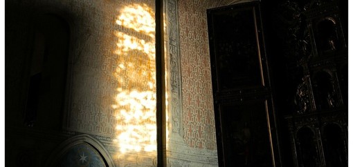 La luce del sole filtra tra le bifore dell'Abbazia di Staffarda