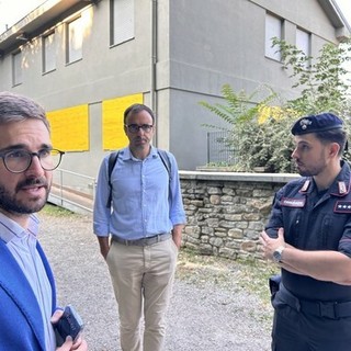 Un'immagine del luglio 2024: il sindaco Alberto Gatto, l'assessore Davide Tibaldi e il comandante della Compagnia Carabinieri, capitano Giuseppe Santoro, presso il residence della stazione ferroviaria appena sgomberato