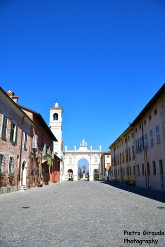 L'arco del Belvedere di Cherasco (foto Pietro Giraudo) L'arco del Belvedere di Cherasco (foto Pietro Giraudo)