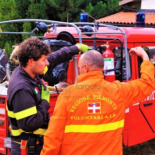 Cherasco, fiamme sotto la tettoia di un'abitazione: intervengono Vigili del Fuoco e AIB Cherasco, fiamme sotto la tettoia di un'abitazione: intervengono Vigili del Fuoco e AIB