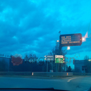 Furgone in fiamme sull'autostrada A33: traffico bloccato tra Alba e Cherasco