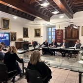 Un momento della commissione tenuta ieri in municipio ad Alba
