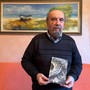 Antonio Scommegna con il suo libro di poesie “Sempre ritorni come l’onda”