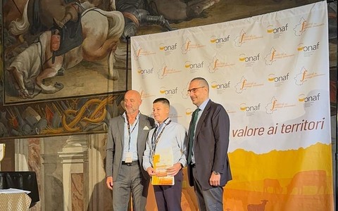 Alberto Biraghi con il figlio William ritirano il premio al festival dei formaggi piemontesi