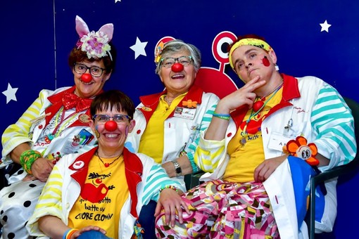 Anna Perrone e le amiche clown dell'Associazione Arcobaleno Vip