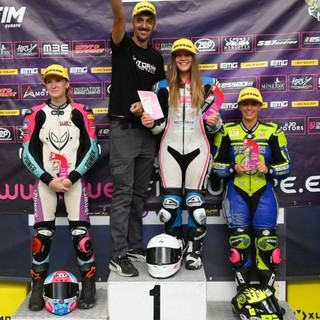 Arianna Barale sul podio con un rappresentante del Team MotorMI