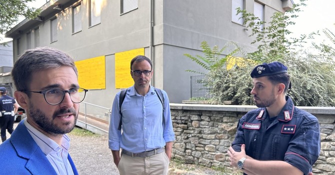 Un'immagine del luglio 2024: il sindaco Alberto Gatto, l'assessore Davide Tibaldi e il comandante della Compagnia Carabinieri, capitano Giuseppe Santoro, presso il residence della stazione ferroviaria appena sgomberato Un'immagine del luglio 2024: il sindaco Alberto Gatto, l'assessore Davide Tibaldi e il comandante della Compagnia Carabinieri, capitano Giuseppe Santoro, presso il residence della stazione ferroviaria appena sgomberato
