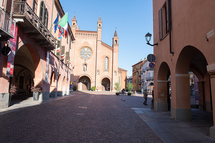Una veduta di piazza Duomo ad Alba. A sinistra il palazzo comunale (foto Barbara Guazzone)