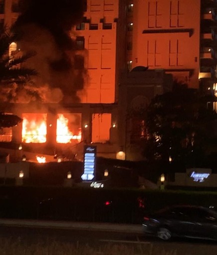 Le fiamme davanti all'Hotel