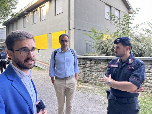 Il sindaco Gatto, qui col suo assessore Davide Tibaldi e il comandante della Compagnia Carabinieri, capitano Giuseppe Santoro, dopo lo sgombero della palazzina prospiciente alla stazione ferroviaria Il sindaco Gatto, qui col suo assessore Davide Tibaldi e il comandante della Compagnia Carabinieri, capitano Giuseppe Santoro, dopo lo sgombero della palazzina prospiciente alla stazione ferroviaria