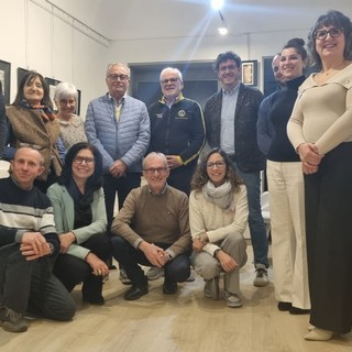 Andrea Molineris con gli amici del Caffè letterario di Albedo e soci Leo e Lions