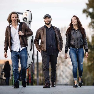 L'Ares Trio: Carlotta Malquori al violino, Matteo Fabi al violoncello e Andrea D'Amato al pianoforte L'Ares Trio: Carlotta Malquori al violino, Matteo Fabi al violoncello e Andrea D'Amato al pianoforte