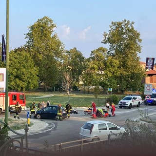 Alba, auto contro moto alla rotonda di via Santa Margherita: motociclista ferito lievemente Alba, auto contro moto alla rotonda di via Santa Margherita: motociclista ferito lievemente
