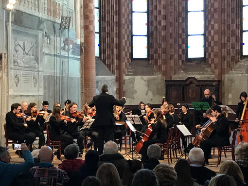 "Dialoghi di corde": due chitarristi e l'Orchestra Alba Filarmonica sul palco del Teatro Sociale "Dialoghi di corde": due chitarristi e l'Orchestra Alba Filarmonica sul palco del Teatro Sociale