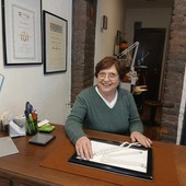 Alessandra Maero nel suo spazio laboratorio di corso Italia 40 a Saluzzo Alessandra Maero nel suo spazio laboratorio di corso Italia 40 a Saluzzo