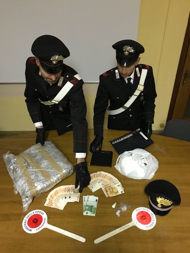 Carabinieri di Alba arrestano un 55enne: in casa aveva 4 chili di droga e 4500 euro in contanti