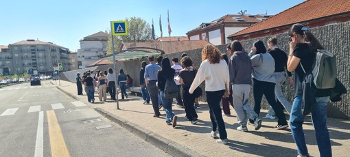 Una passeggiata esplorativa degli studenti Una passeggiata esplorativa degli studenti
