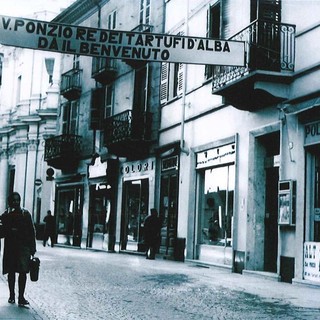 Via Maestra in un'immagine d'epoca che ritrae il negozio del &quot;re dei tartufi&quot; Roberto Ponzio