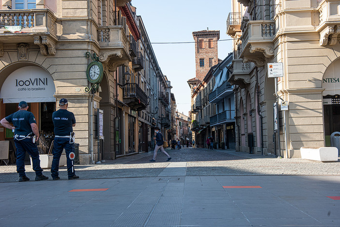 Movida selvaggia e schiamazzi in centro ad Alba: l’assessore Tibaldi annuncia la linea dura