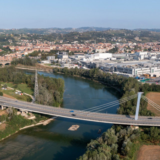Una veduta di Alba, coi suoi ponti