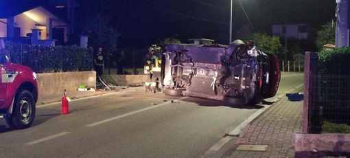 L'auto ribaltata a centro carreggiata L'auto ribaltata a centro carreggiata