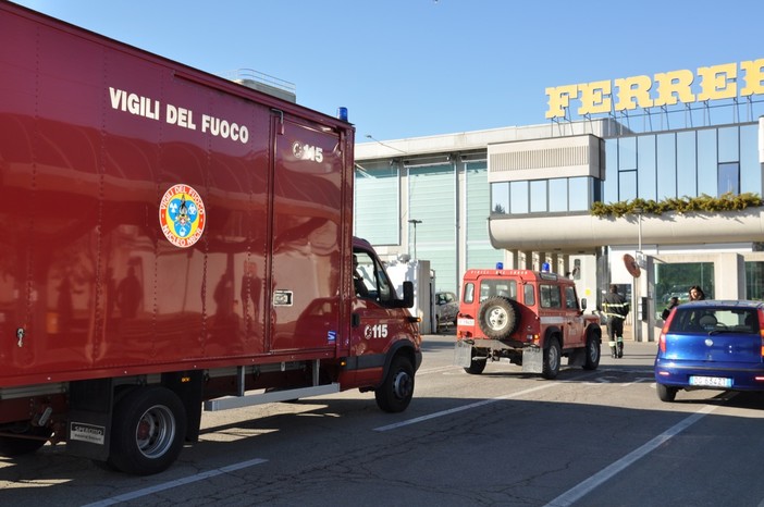 I mezzi dei Vigili del Fuoco all'ingresso dello stabilimento Ferrero di Alba