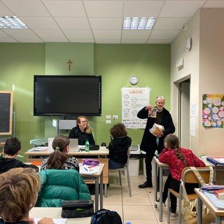 Assessor Rabbia con un "Topolino" in mano