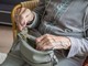 Cinque anni di prelievi bancomat e mezzo milione sparito dai conti di un’anziana albese: padre e figlia rinviati a giudizio