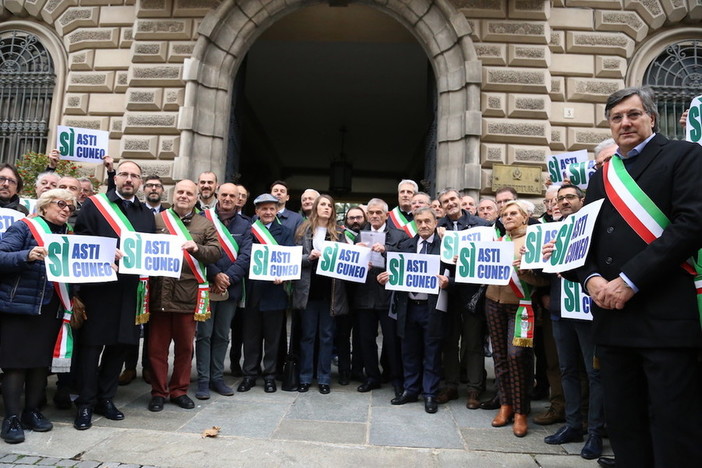 La manifestazione a favore dell'Asti-Cuneo dello scorso 16 novembre davanti alla Prefettura del capoluogo