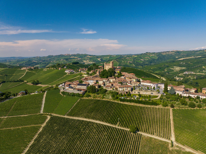 Una veduta di Serralunga d'Alba coi suoi vigneti (foto Lavezzo Studios, archivi Paesaggi Vitivinicoli Unesco) Una veduta di Serralunga d'Alba coi suoi vigneti (foto Lavezzo Studios, archivi Paesaggi Vitivinicoli Unesco)