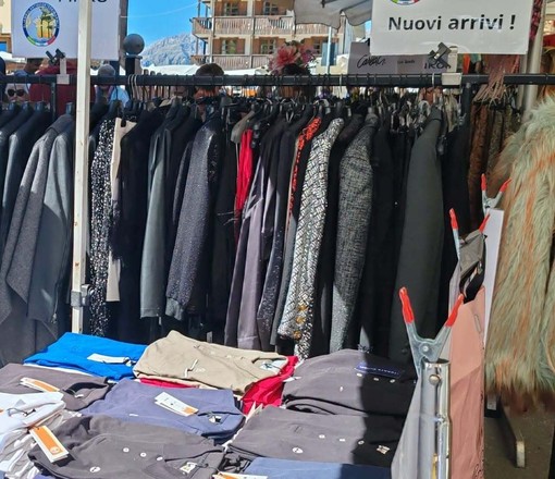 Santa Vittoria d'Alba, in frazione Cinzano sbarca il Mercatino di Forte dei Marmi Santa Vittoria d'Alba, in frazione Cinzano sbarca il Mercatino di Forte dei Marmi