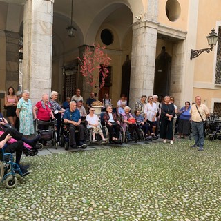 La sindaca Patrizia Manassero nel giardino del Comune con gli ospiti della residenza per anziani Casa Famiglia