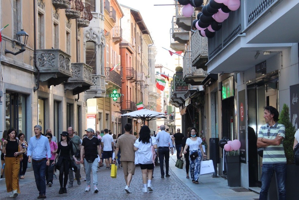 Uno scorcio di via Maestra ad Alba