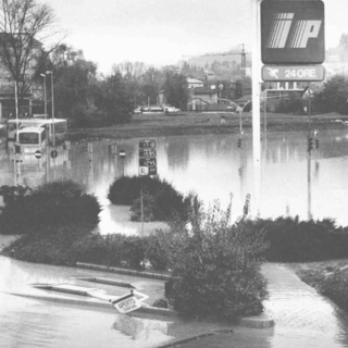 Corso Cillario Ferrero sommerso dalle acque del Tanaro in quella che è diventata una delle immagini simbolo dell'alluvione del 5 e 6 novembre 1994 (foto Gruppo Fotografico Albese) Corso Cillario Ferrero sommerso dalle acque del Tanaro in quella che è diventata una delle immagini simbolo dell'alluvione del 5 e 6 novembre 1994 (foto Gruppo Fotografico Albese)