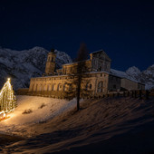 L'albero di Natale allestito a Castelmagno dagli abitanti ed oscurato sabato sera da due persone (Foto di Osvaldo Bottasso)
