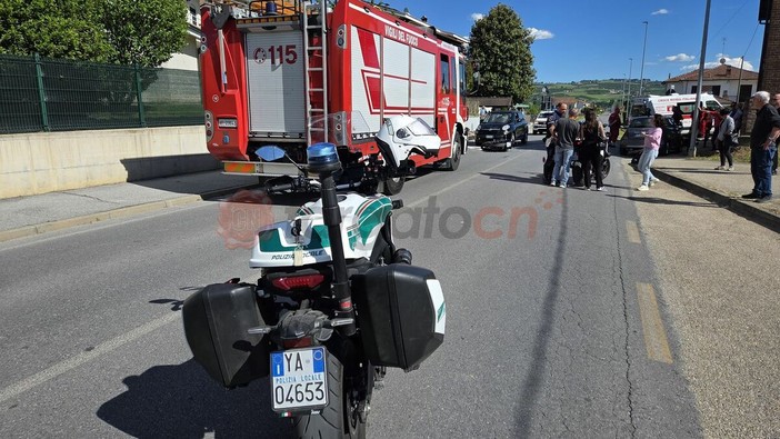 Scontro auto-moto sulla SP 7 tra Alba e Bra all'altezza del semaforo "dei macellai" Scontro auto-moto sulla SP 7 tra Alba e Bra all'altezza del semaforo "dei macellai"