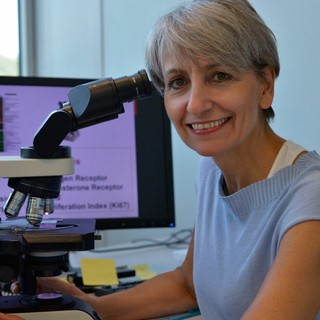 La prof.ssa Anna Sapino si racconta: donna, mamma e imprenditrice al servizio della medicina e della ricerca sul cancro