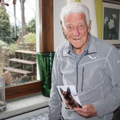 Alberto Borgna con la foto del cane Zacho Alberto Borgna con la foto del cane Zacho