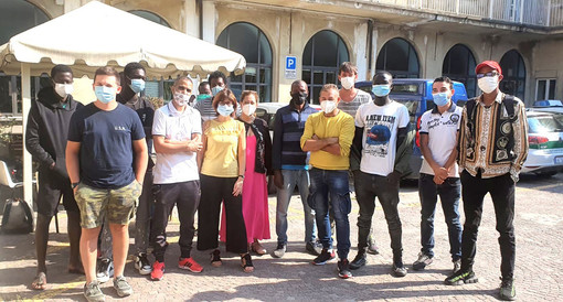 Il gruppo di stagionali senegalesi insieme al titolare dell'azienda agricola &quot;Flori&quot; di Treiso e all'assessore albese Elisa Boschiazzo