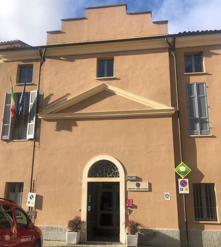 Ingresso dell'Istituto Alberghiero di Mondovì, immagine di repertorio