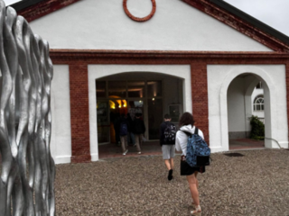 Primo giorno di scuola negli istituti albesi